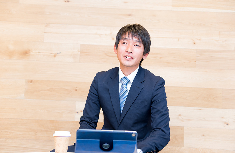 食事をとりながら一旦仕事を忘れて休日の予定について友人／知人に連絡